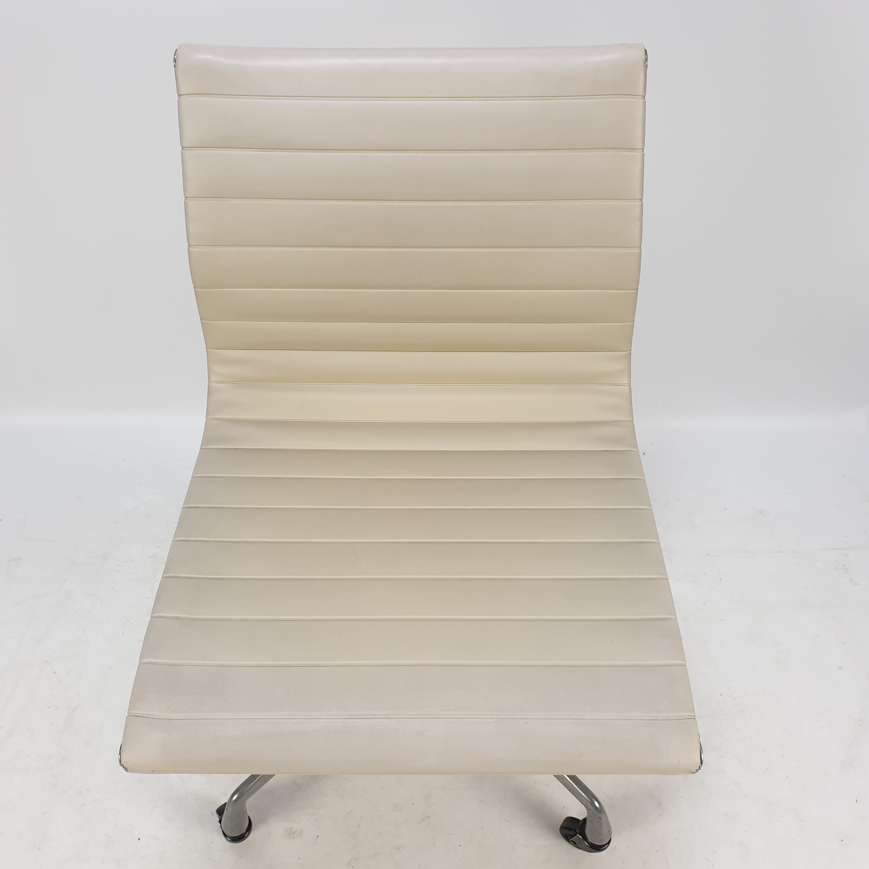 Swivel armchair by Charles & Ray Eames for Herman Miller, 1960