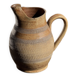Carafe en grès du Berry beige à frises et motifs géométriques quadrillés