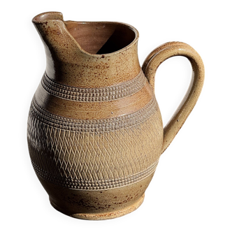 Carafe en grès du Berry beige à frises et motifs géométriques quadrillés