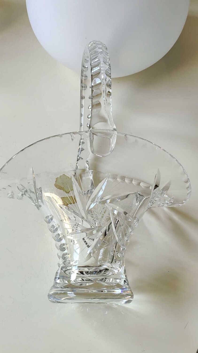 Decorative basket/fruit basket in Beyer cut crystal. Starry/leafy motifs