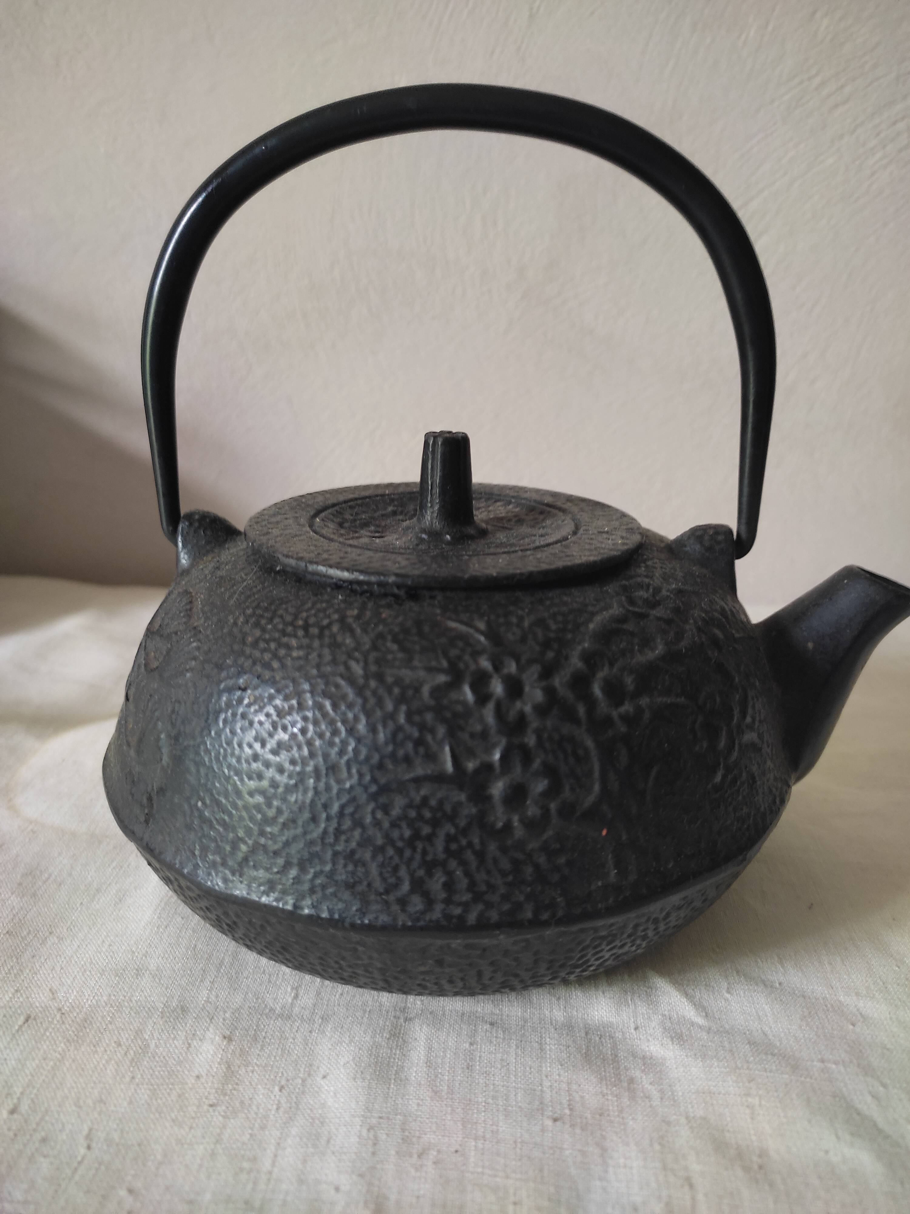 Cast-iron teapot
