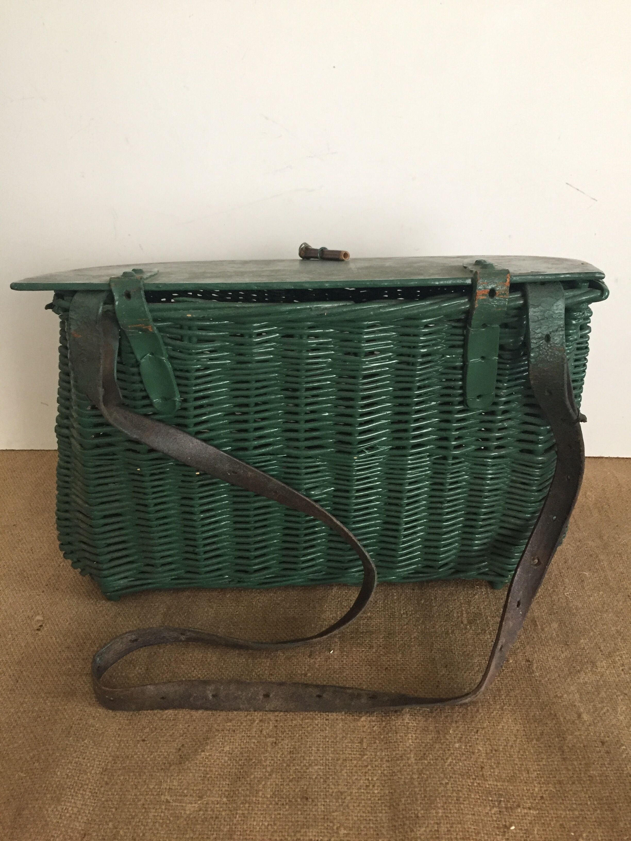 Ancien panier de pêche avec lanière en cuir