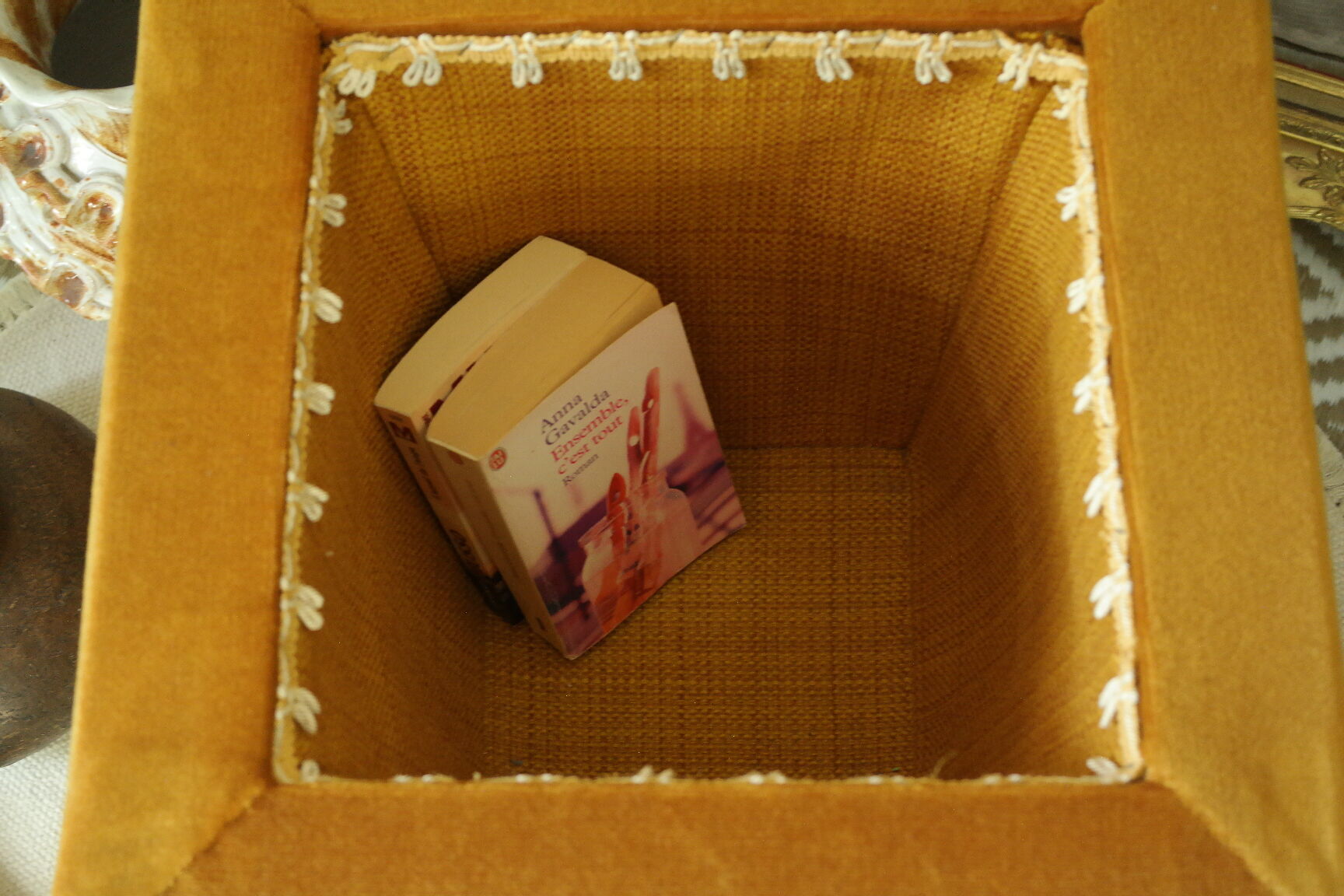 Pouf coffre vintage velours ocre et passementerie