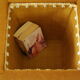 Pouf coffre vintage velours ocre et passementerie