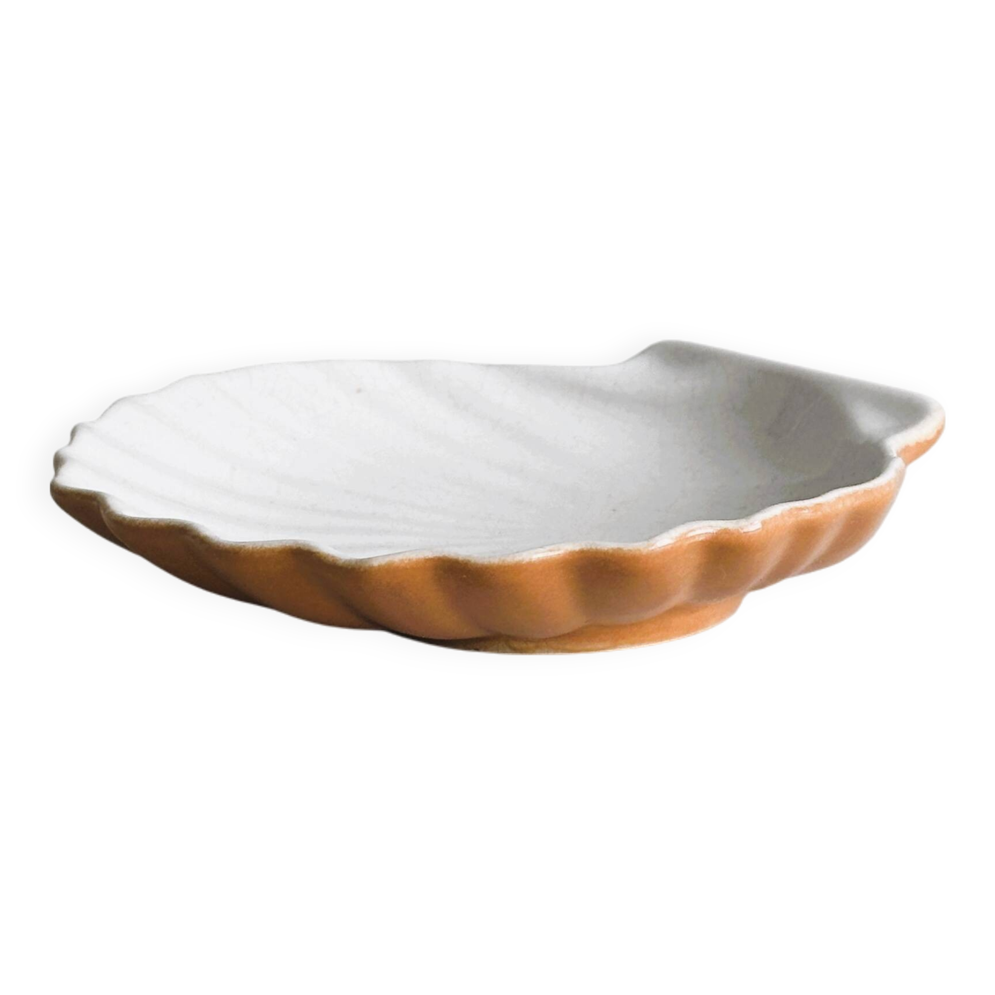 Two-tone shell-shaped bowl