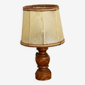 Petite lampe de table en bois tourné rond français avec abat-jour en peau de peau fait à la main 4355