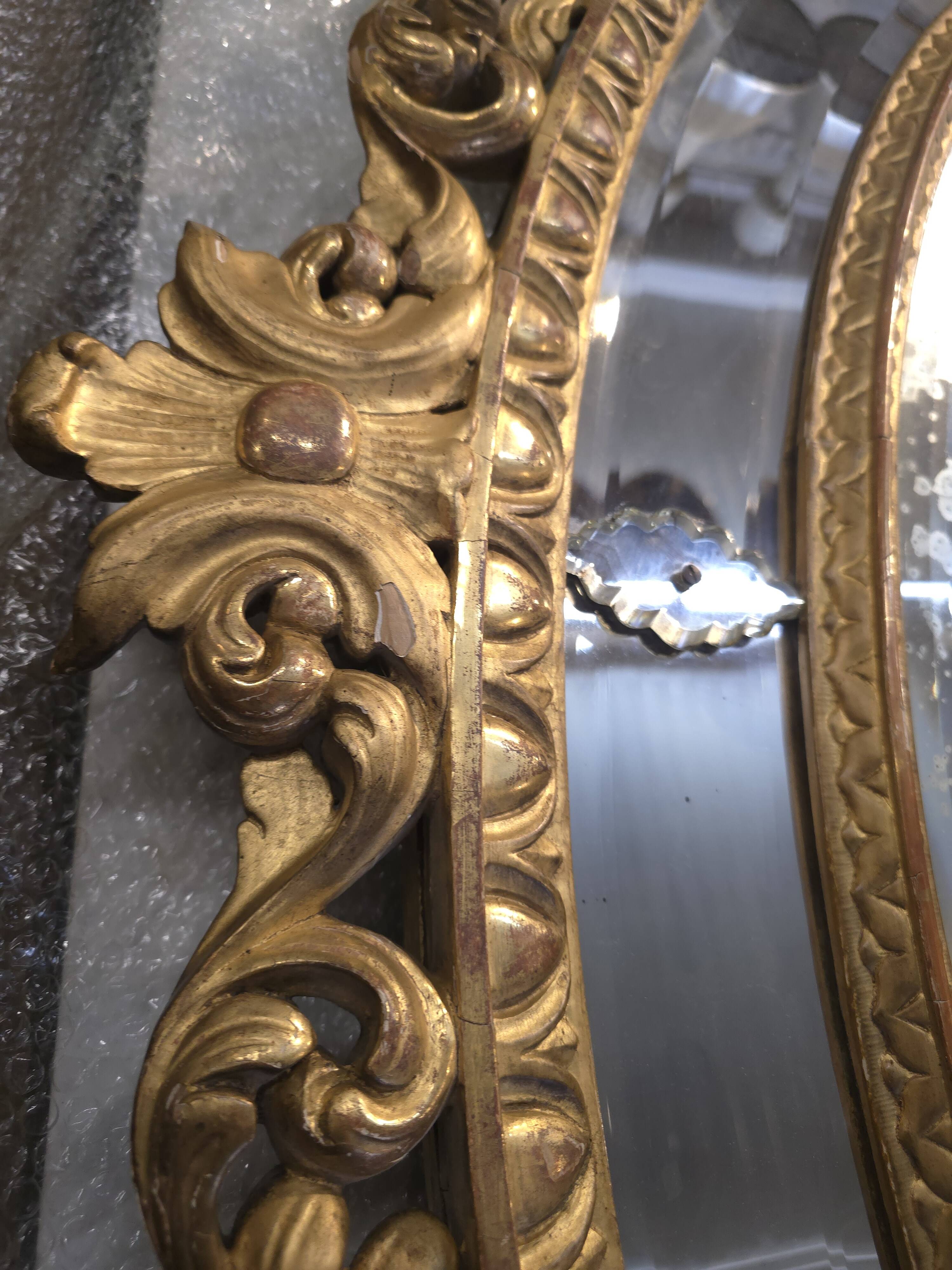 Oval mirror in gilded wood