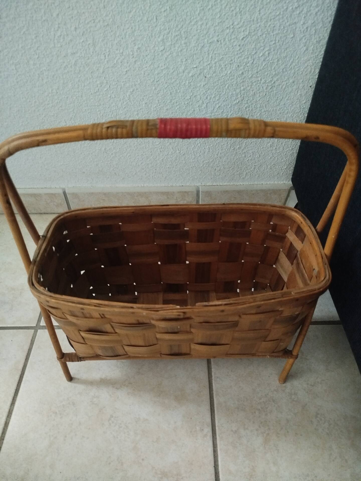 Vintage magazine rack in rattan/wood