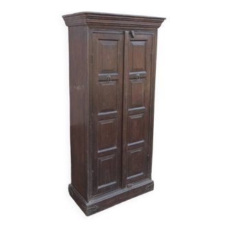 Ancienne armoire en bois foncée