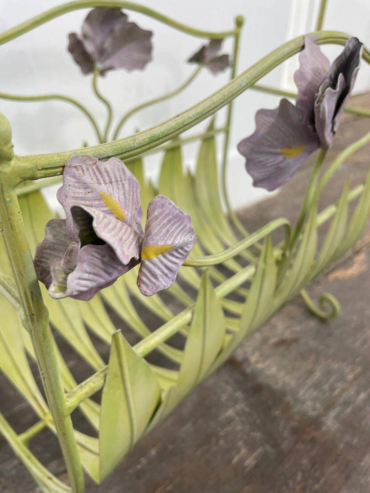 Porte-revues vintage en fer forgé, fleurs peintes à la main