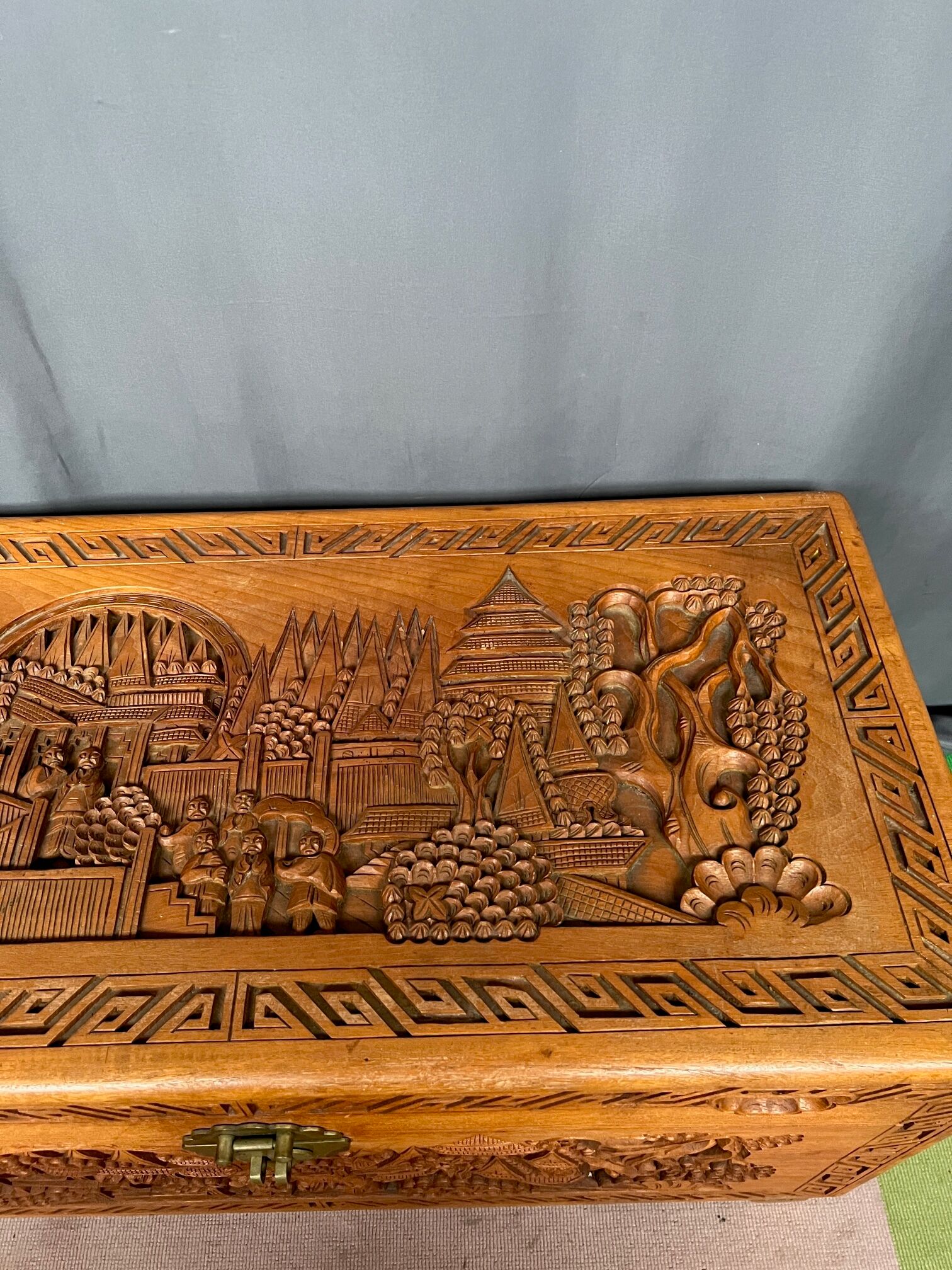 Coffre de camphre sculpté chinois