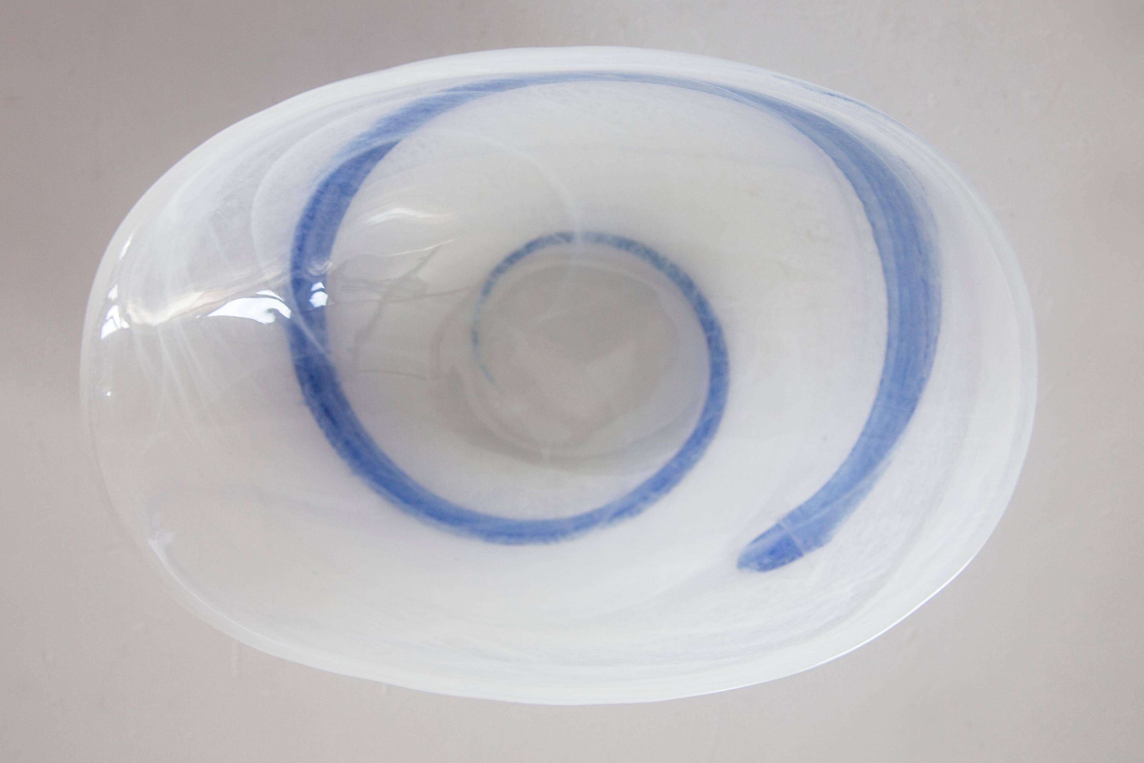 Coupelle Murano en verre bleu et blanc style milieu du 20ème siècle, Italie, années 2000