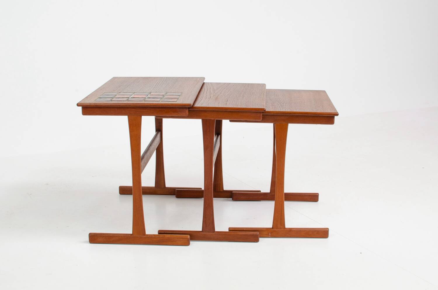 Ensemble de tables gigognes à carreaux émaillés (Danemark, années 1950).