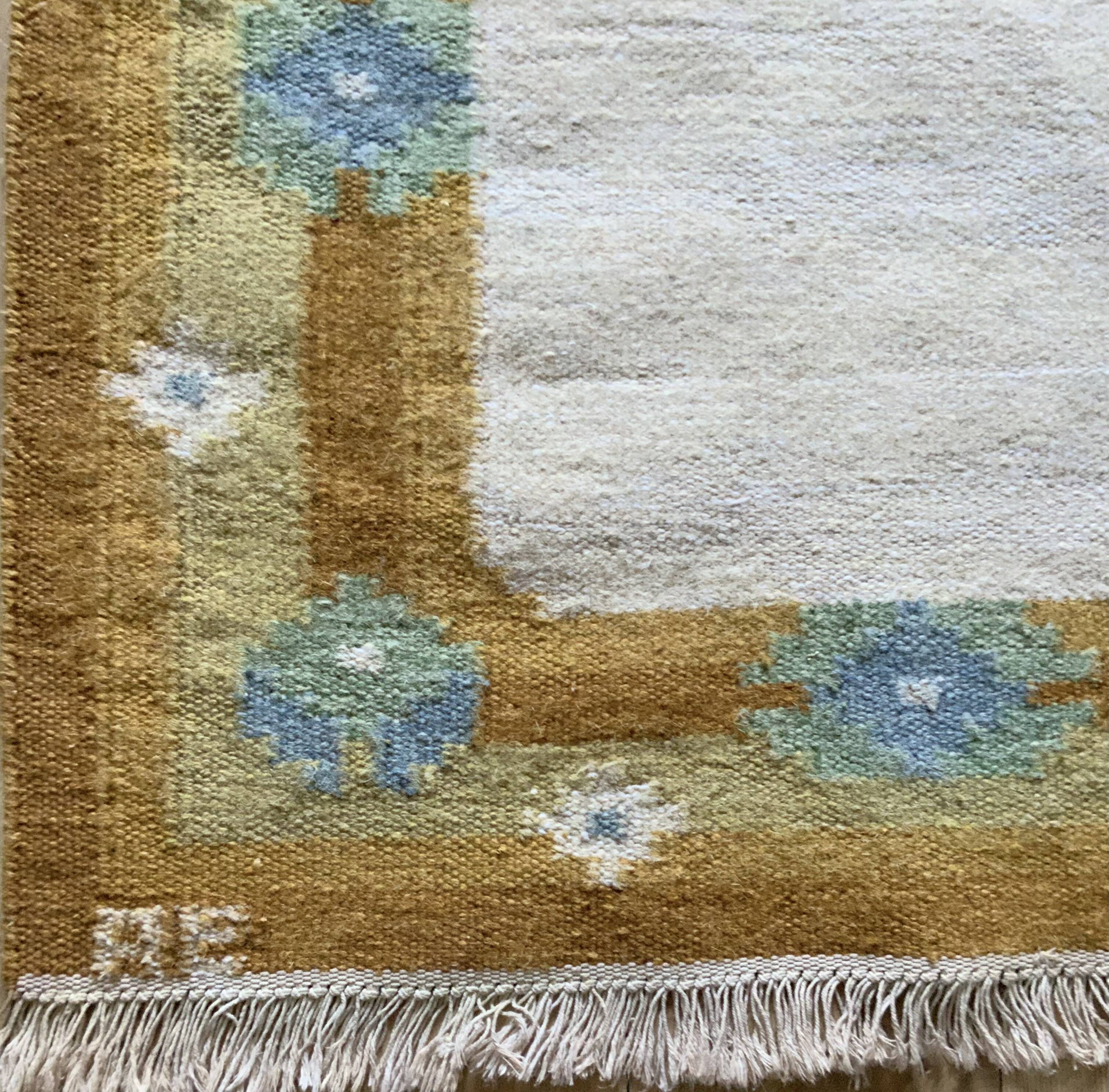 Tapis en laine suédoise tissé à plat Kilim Rölakan signé Ae années 1960