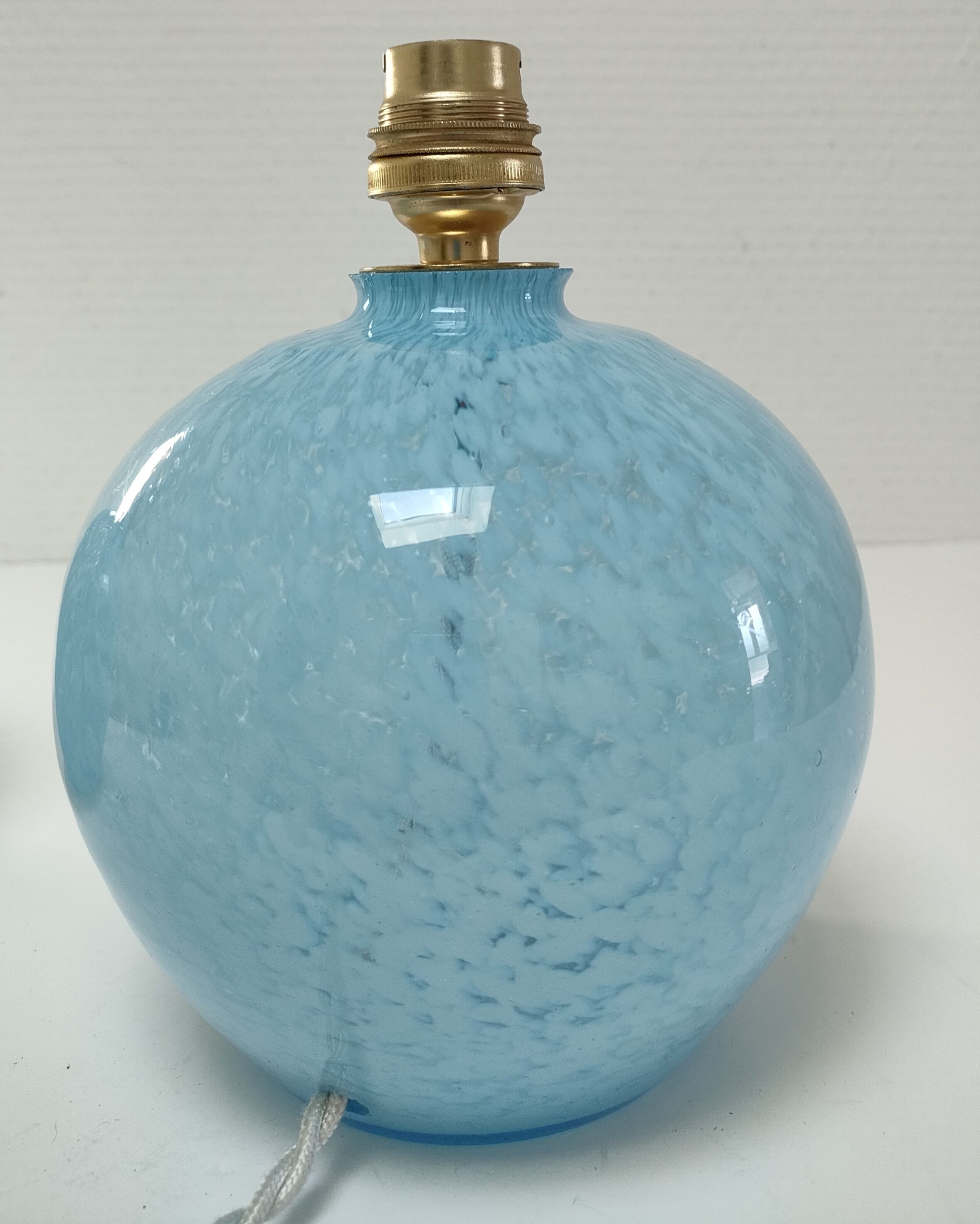 Deux pieds lampes boules art déco verre de clichy bleu