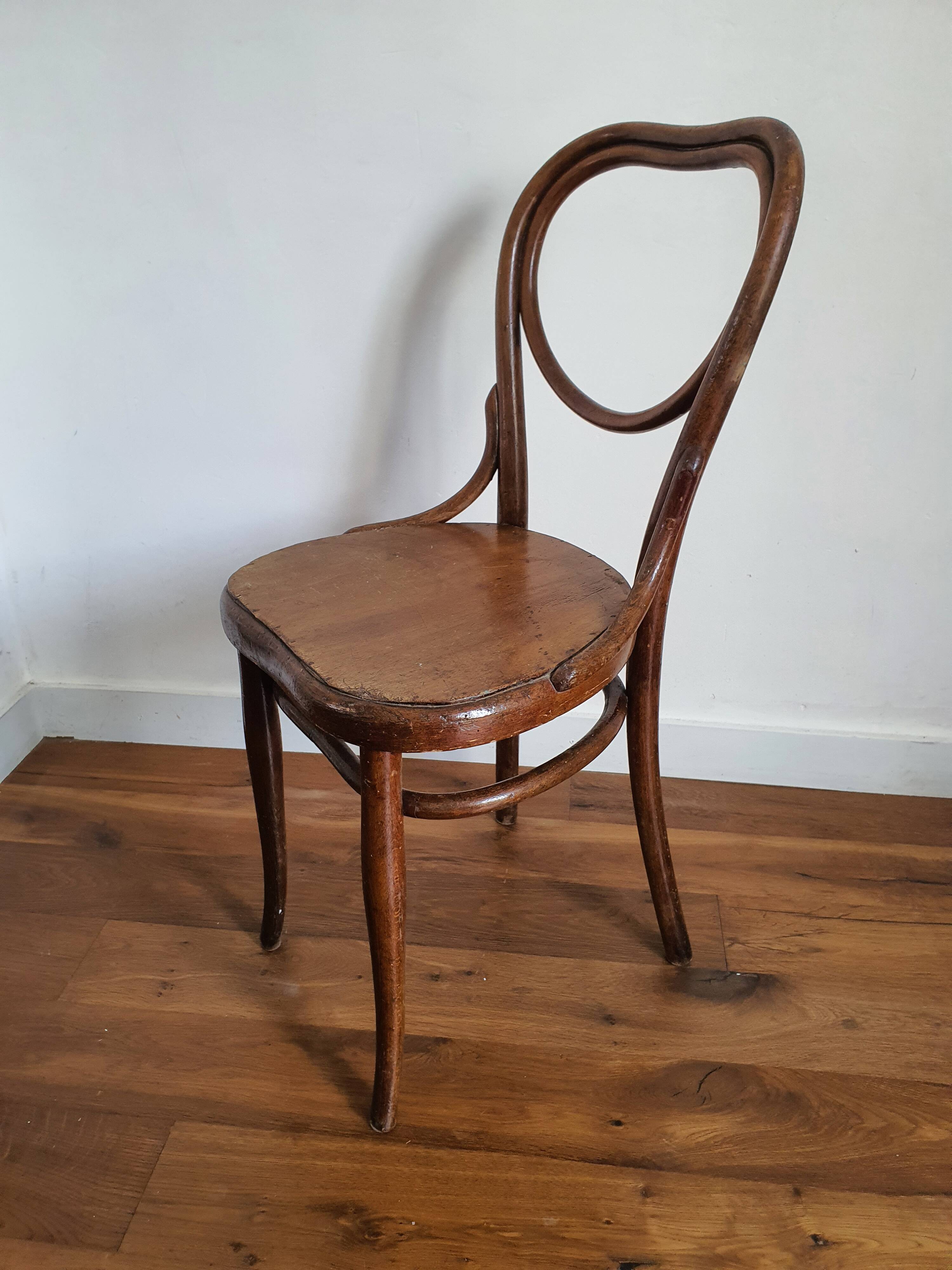 Genuine Thonet heart model n°28 chair, manufactured by Thonet, circa 1900