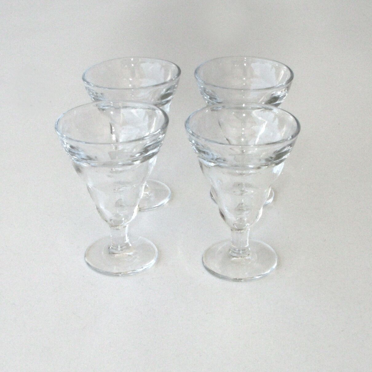 4 Verres à pieds anciens de bistrot blanc ou blanc limé - Duralex France