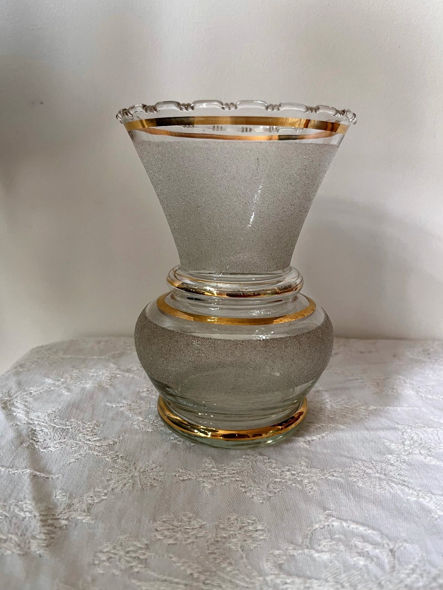 Vase en verre granité blanc, liseré doré, années 50