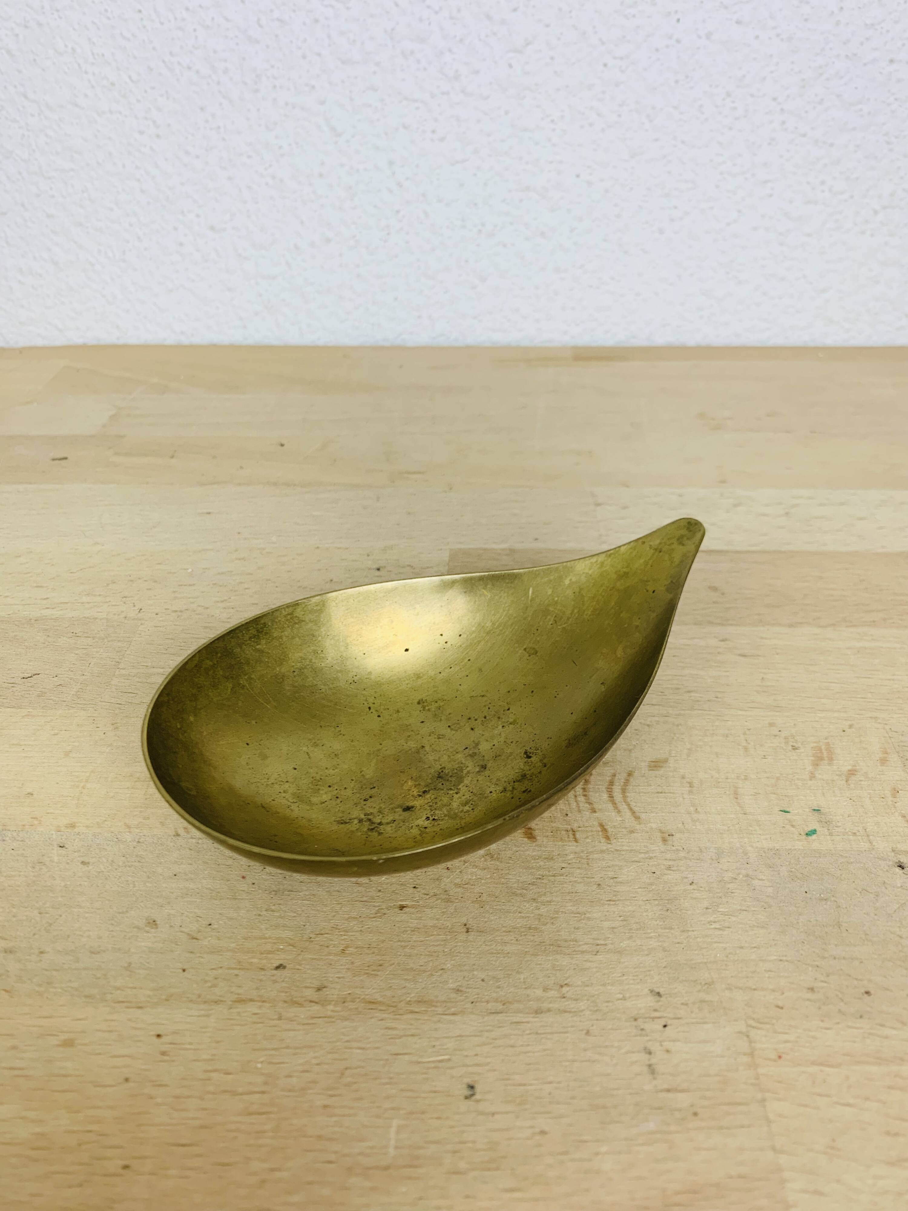 Organic pocket emptier in golden brass, drop
