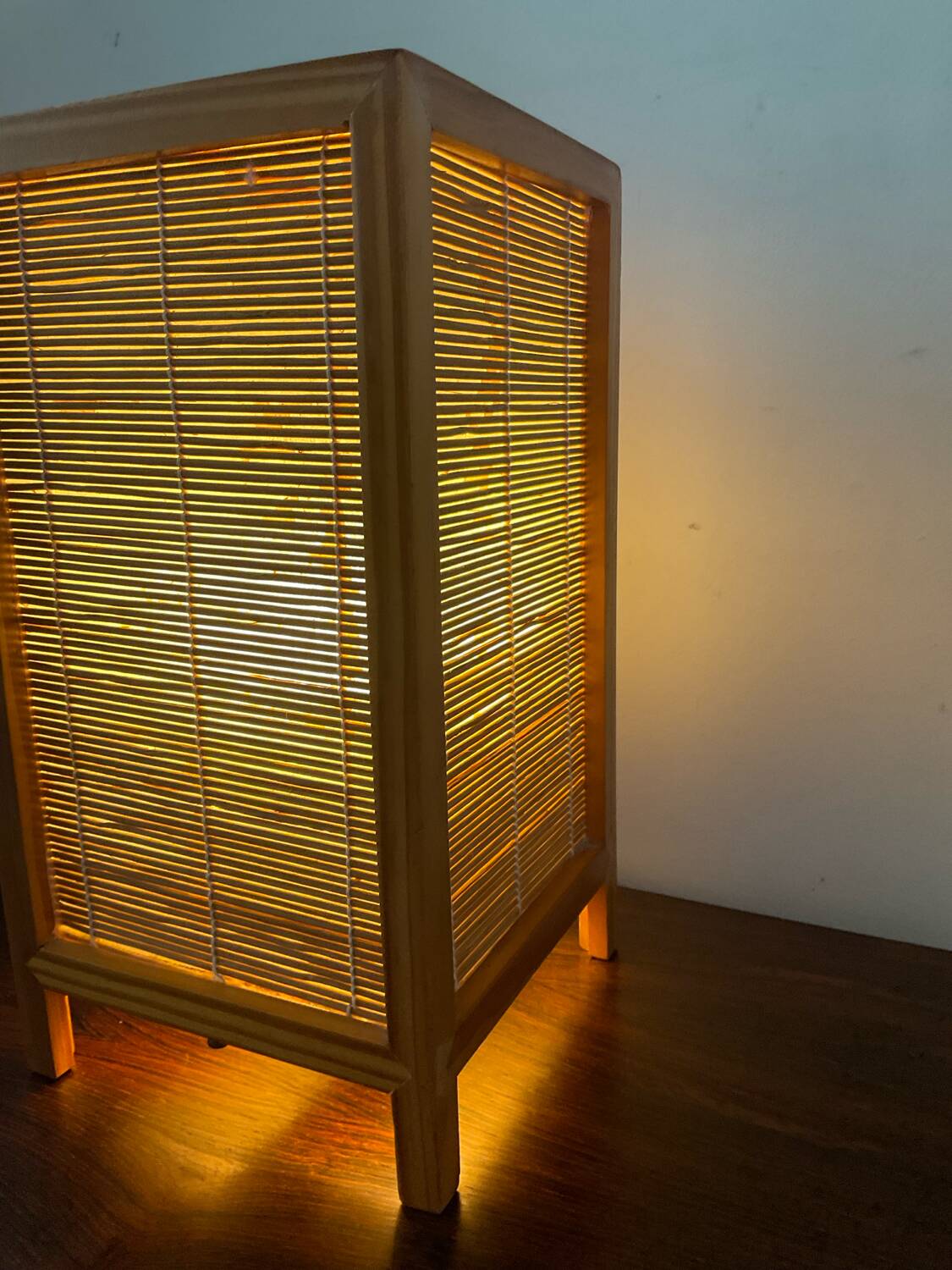Lampe vintage en bois et osier