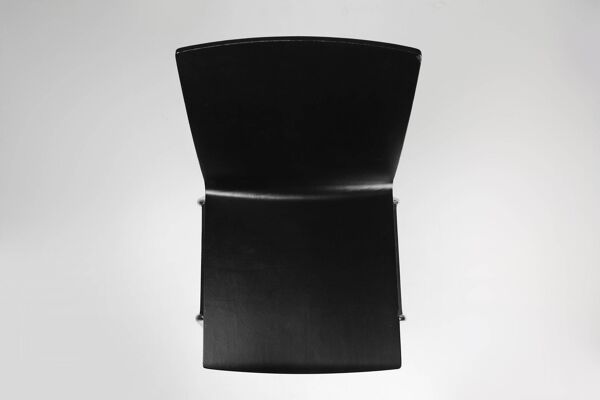 Chaise design noire du 21e siècle avec assise en bois, Belgique