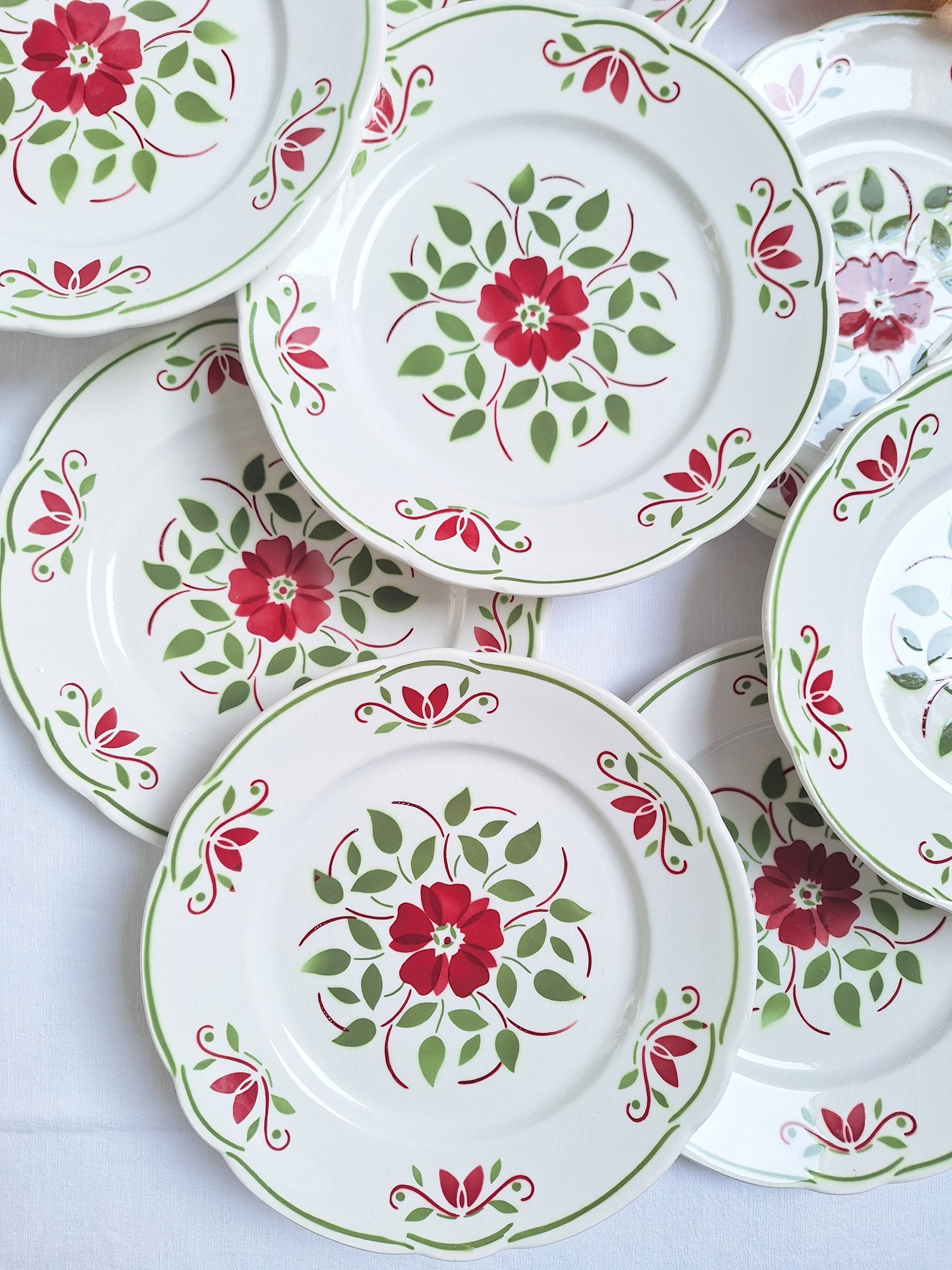 Assiettes plates vertes et bordeaux des années 50's