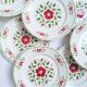 Assiettes plates vertes et bordeaux des années 50's