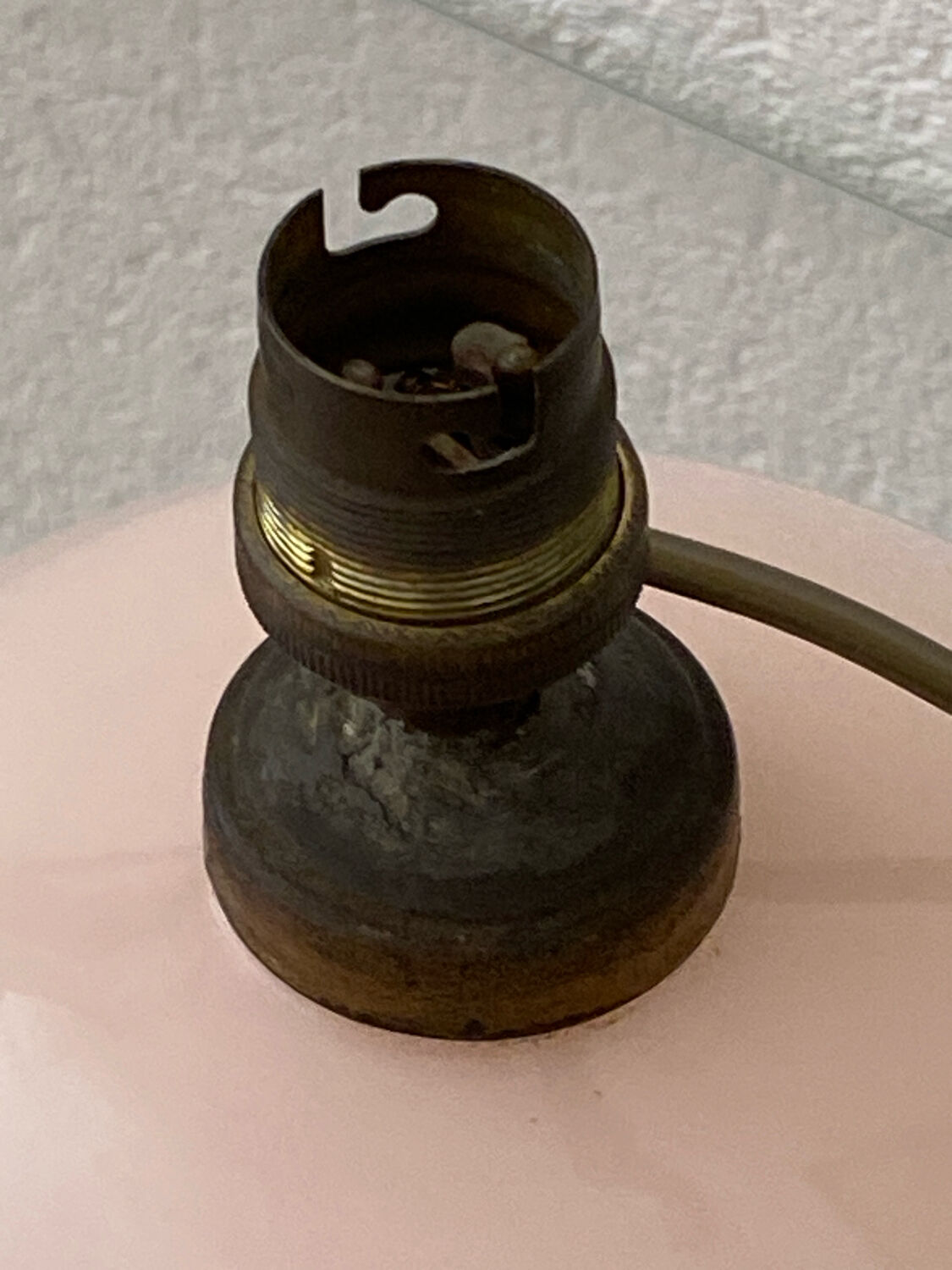 Lampe boule en verre opalin rose pâle