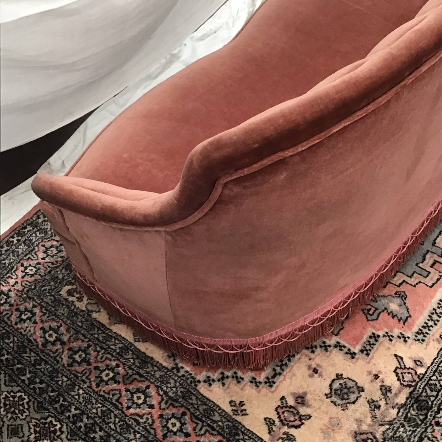 Pale pink tufted back toad sofa