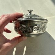 Boîte ancienne en métal argenté avec décor floral