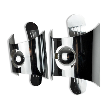 Pair of space age wall lights, chromed metal, Italy, 1970