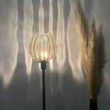 Lampe à poser réalisée avec le globe d'une suspension ancienne en verre strié et doré