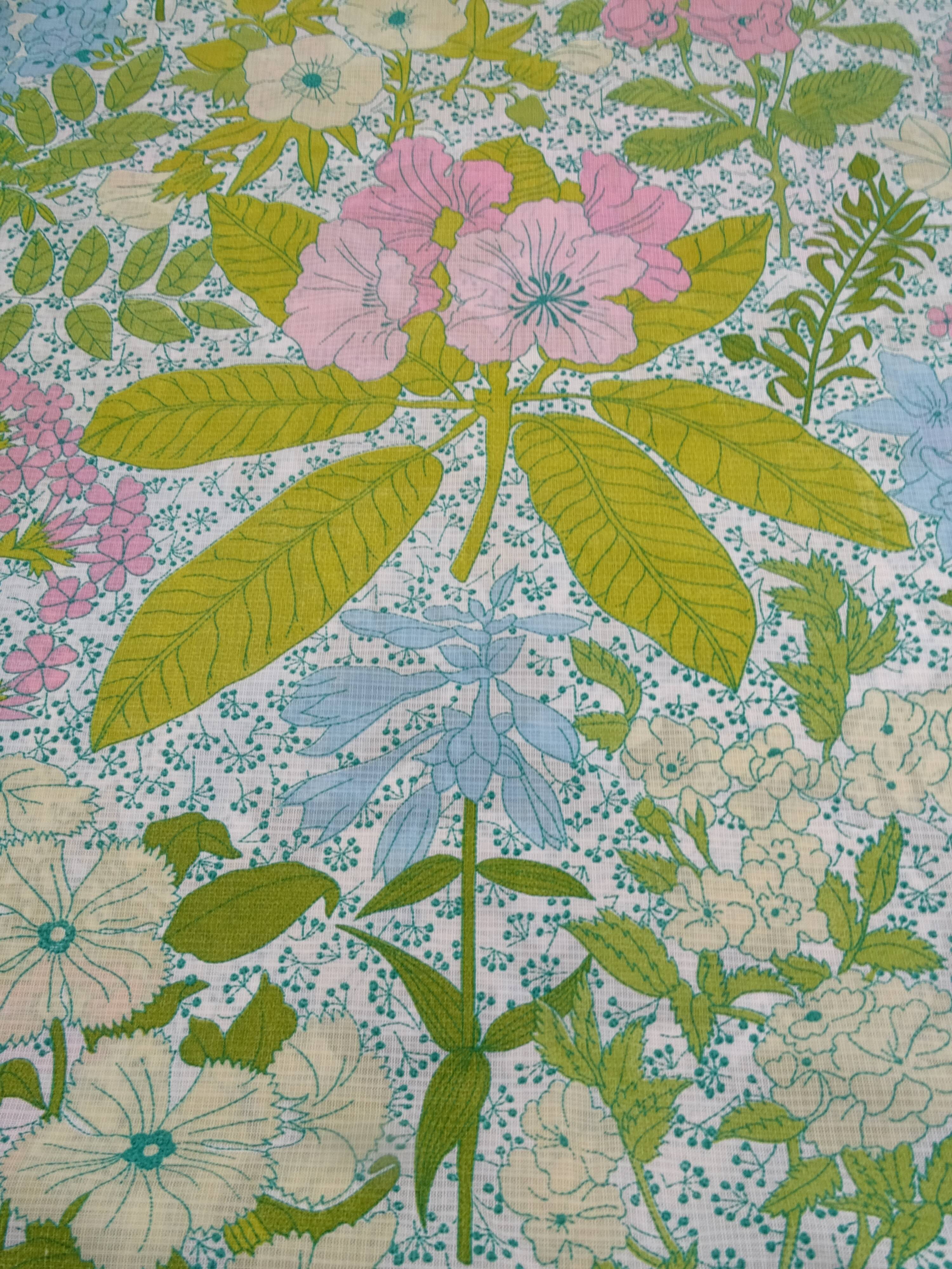 Nappe ronde à décor de fleurs vers 1970