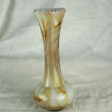 Vase en verre soufflé à col dentelé, blanc marbré à inclusions d'or - fin XIXème