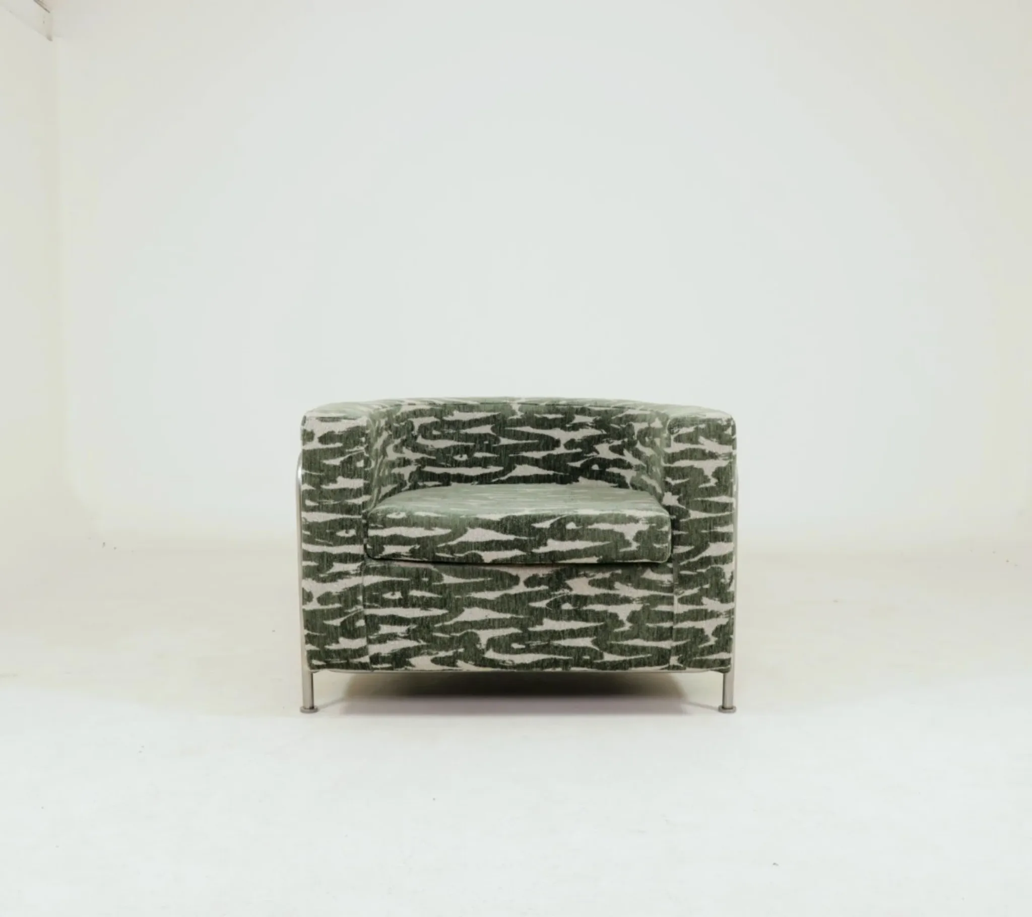 Brutalise lobby longue chair verdigris green 