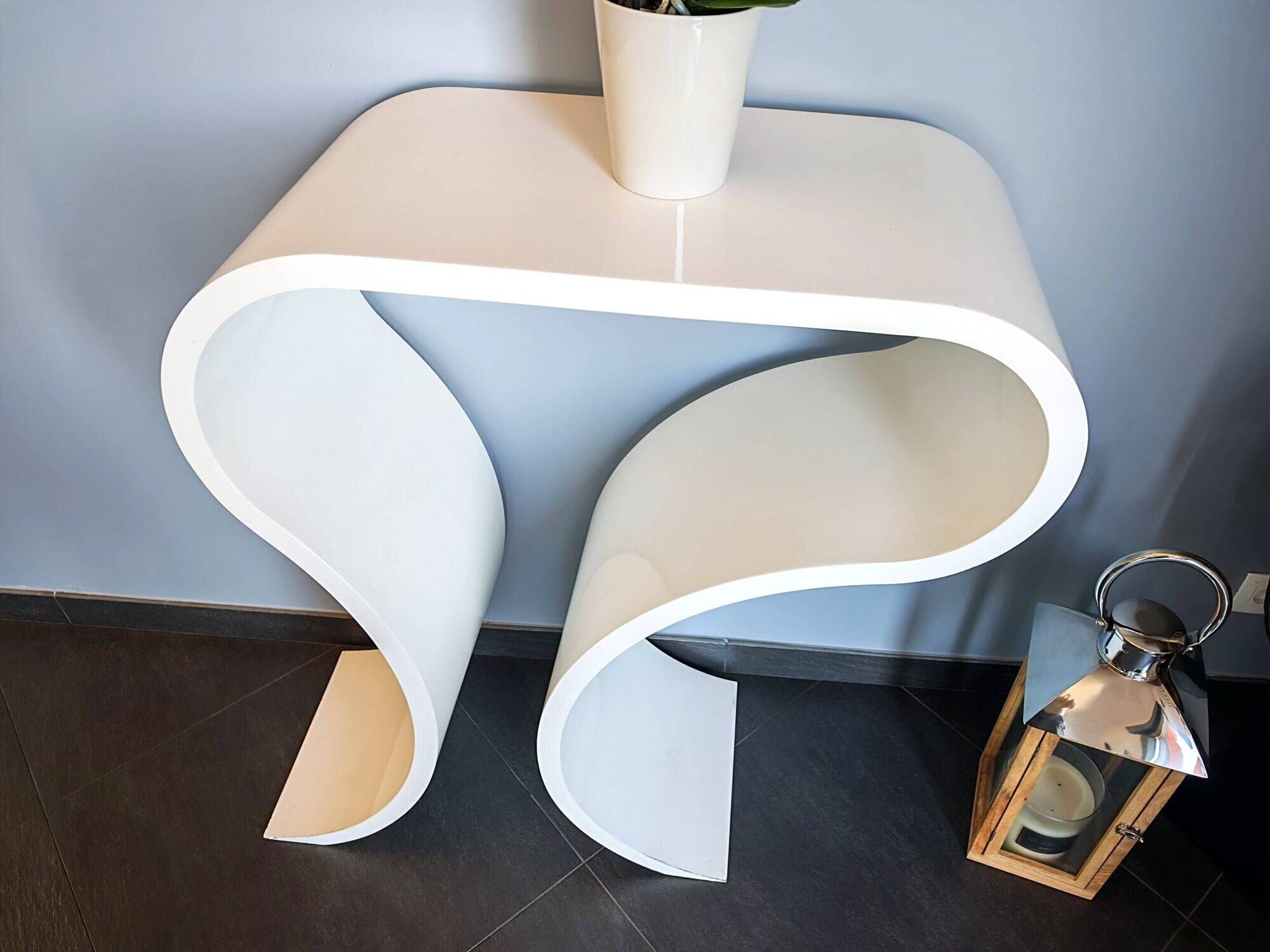 Console blanche laquée, forme ruban courbé