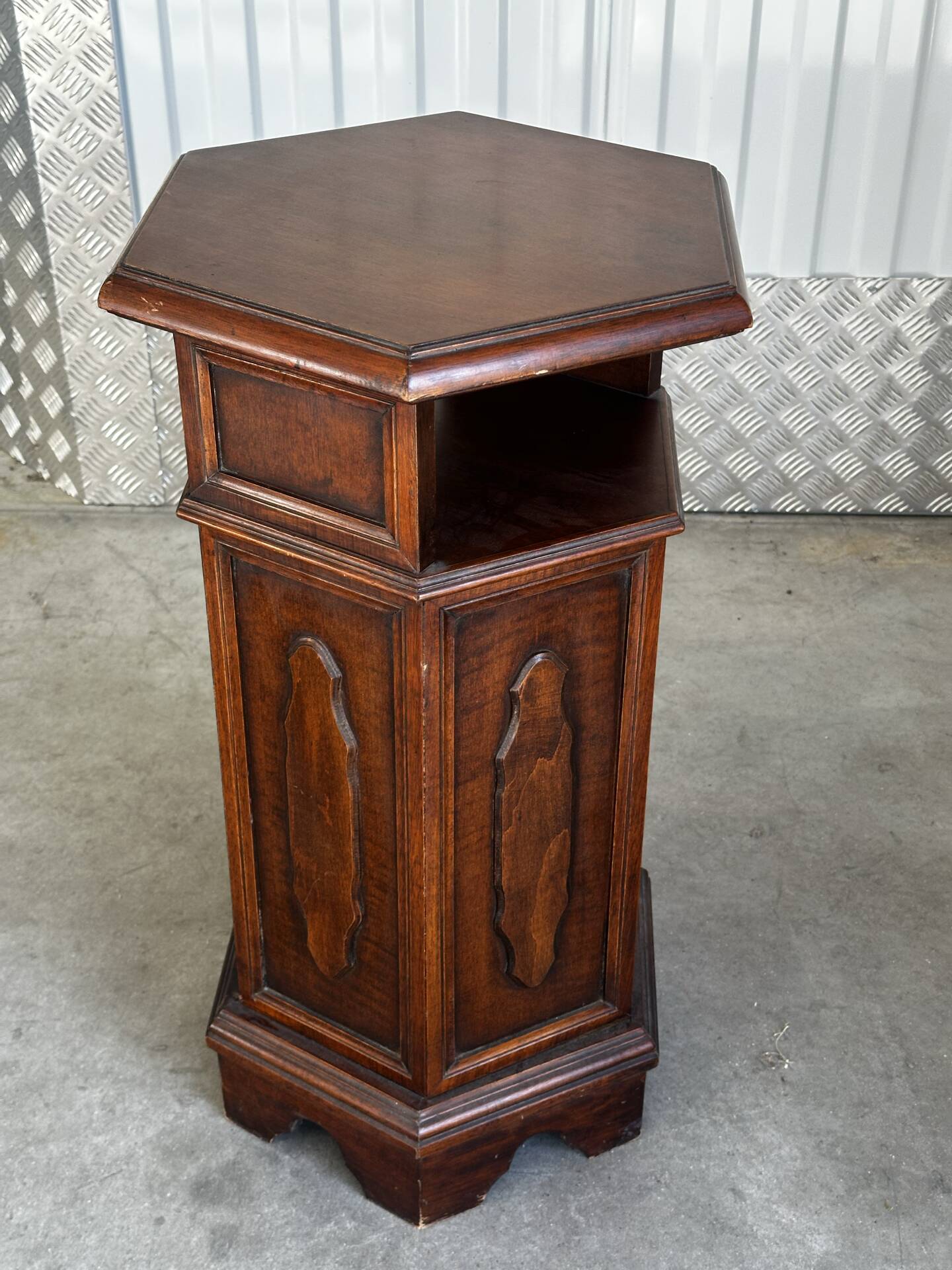 Meuble d’appoint hexagonal en bois d’acajou– XXe siècle
