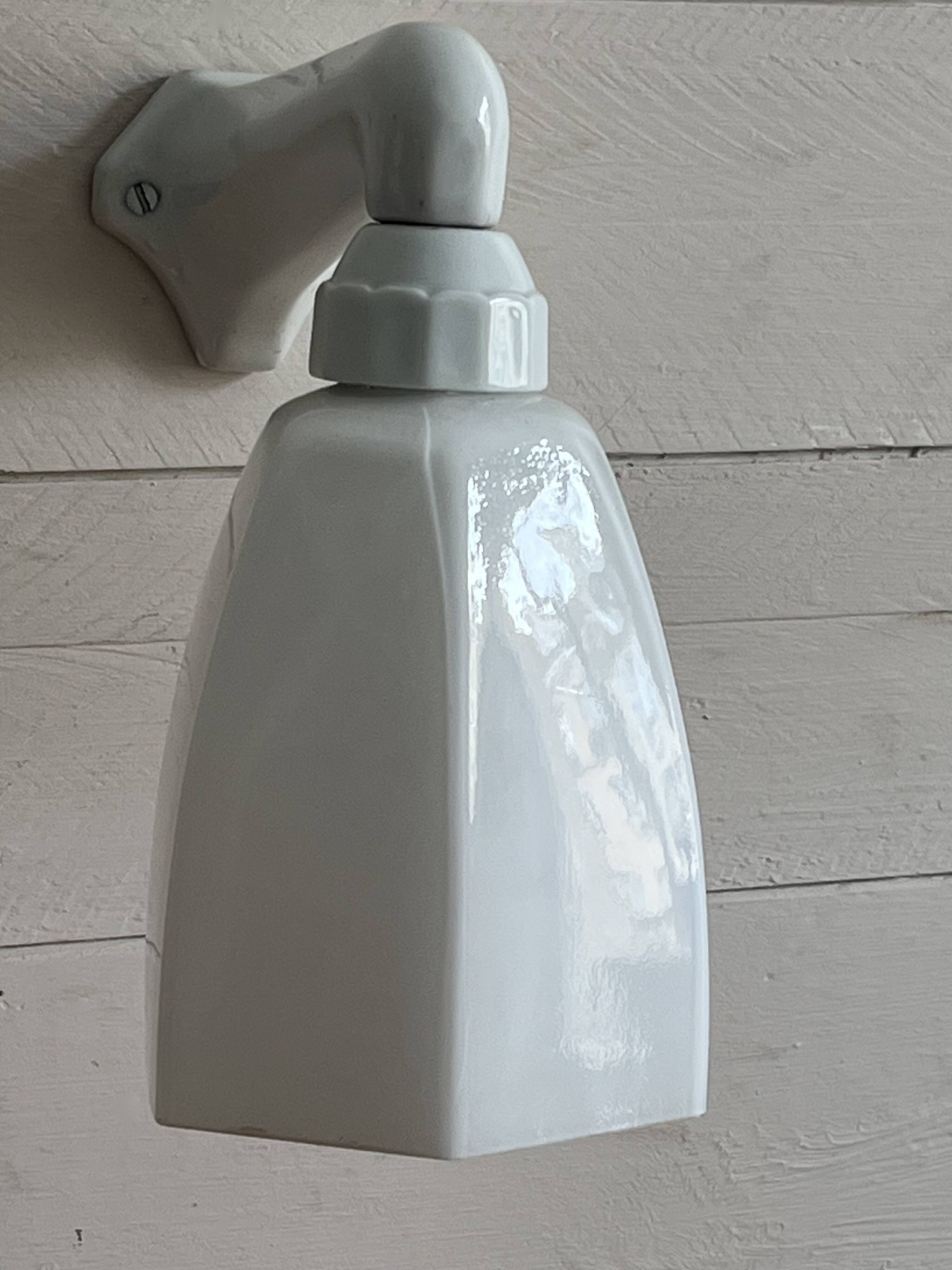 Art Deco wall light in ceramic and opaline.