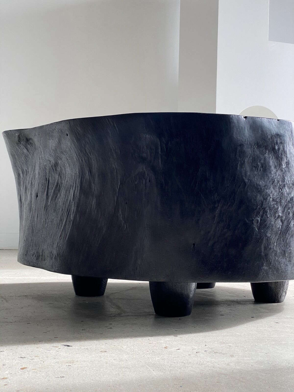 Table basse noire en bois massif