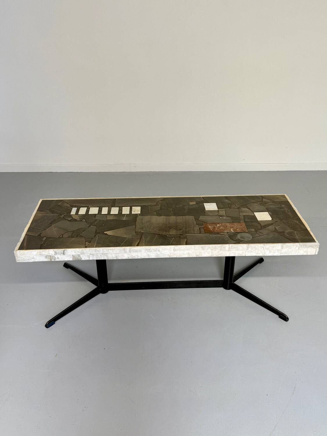 Ancienne table basse en pierre mosaïque design années 70 pied métal vintage