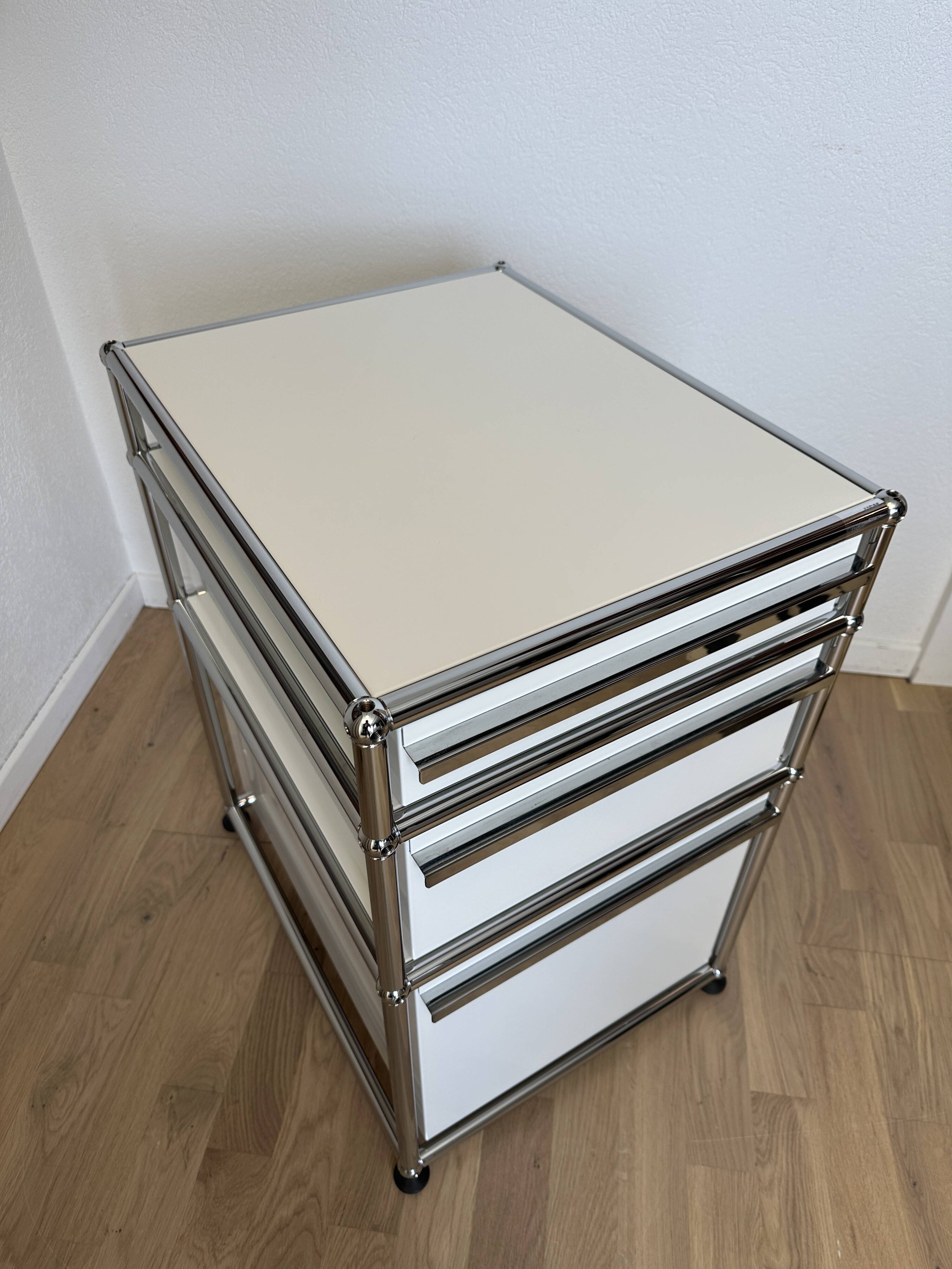 USM Haller wheeled caisson in Pure White