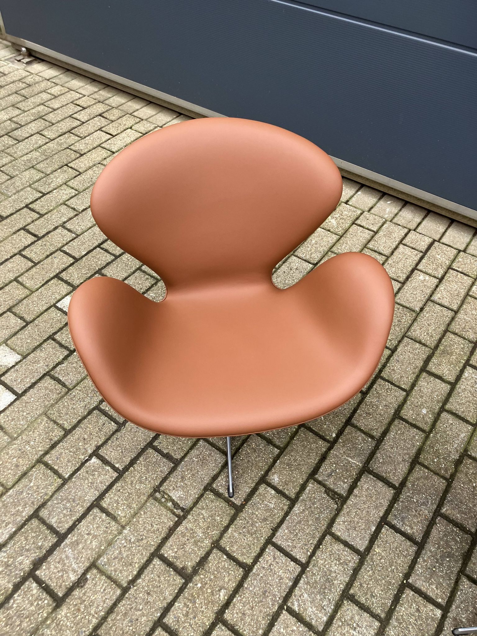 2x Fritz Hansen Swan chair by Arne Jacobsen, NEW condition!!