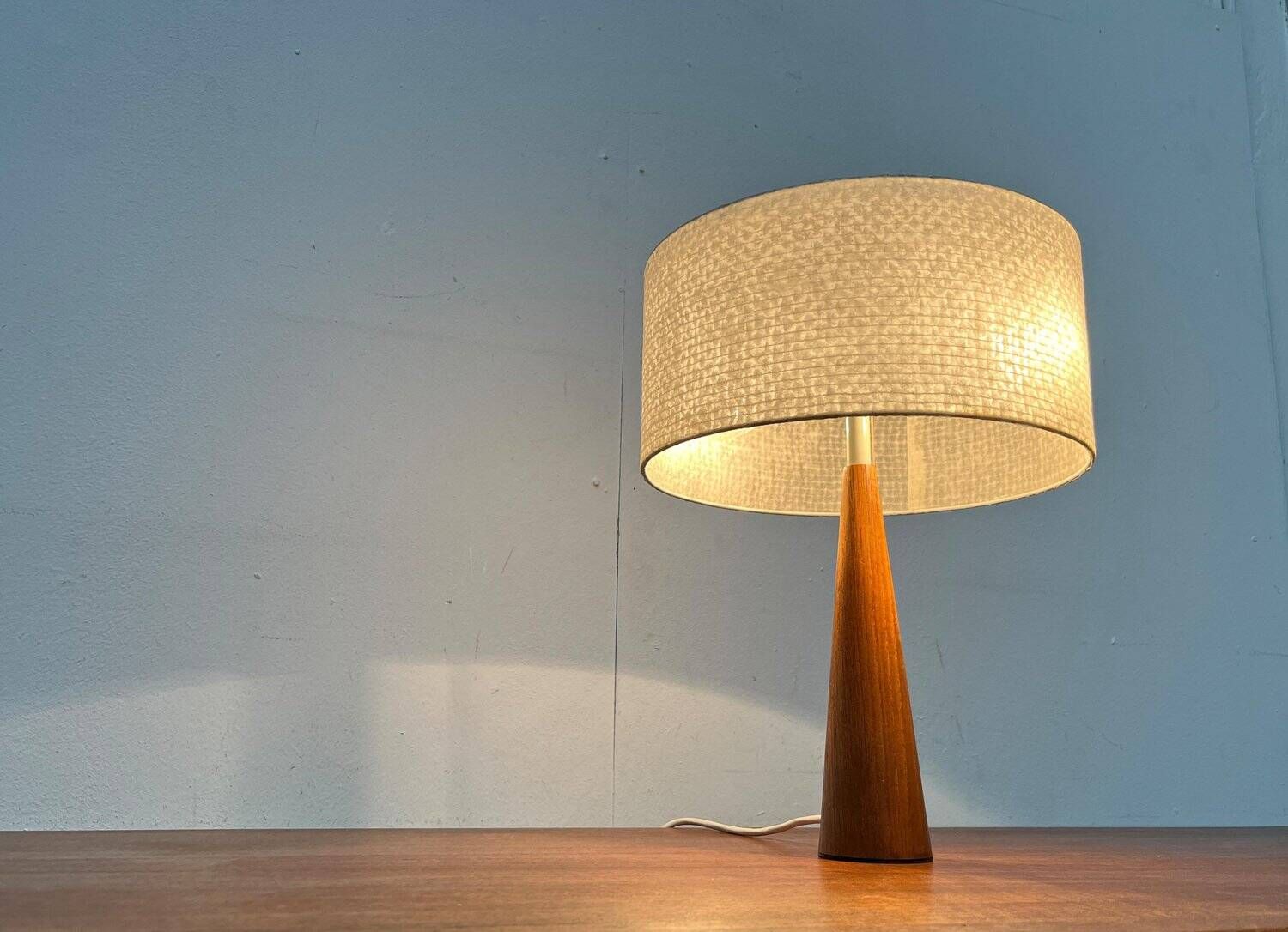Lampe de table en teck minimaliste du milieu du siècle, années 1960