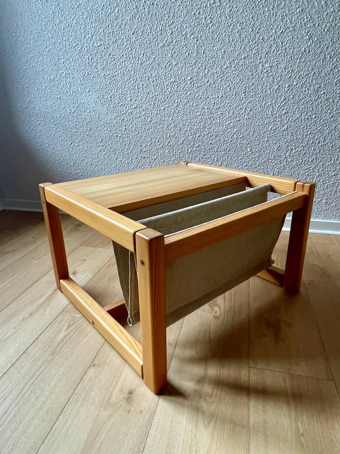 Iconic set of 2 safari armchairs by karin mobring and their coffee table – vintage ikea design in solid pine, vintage