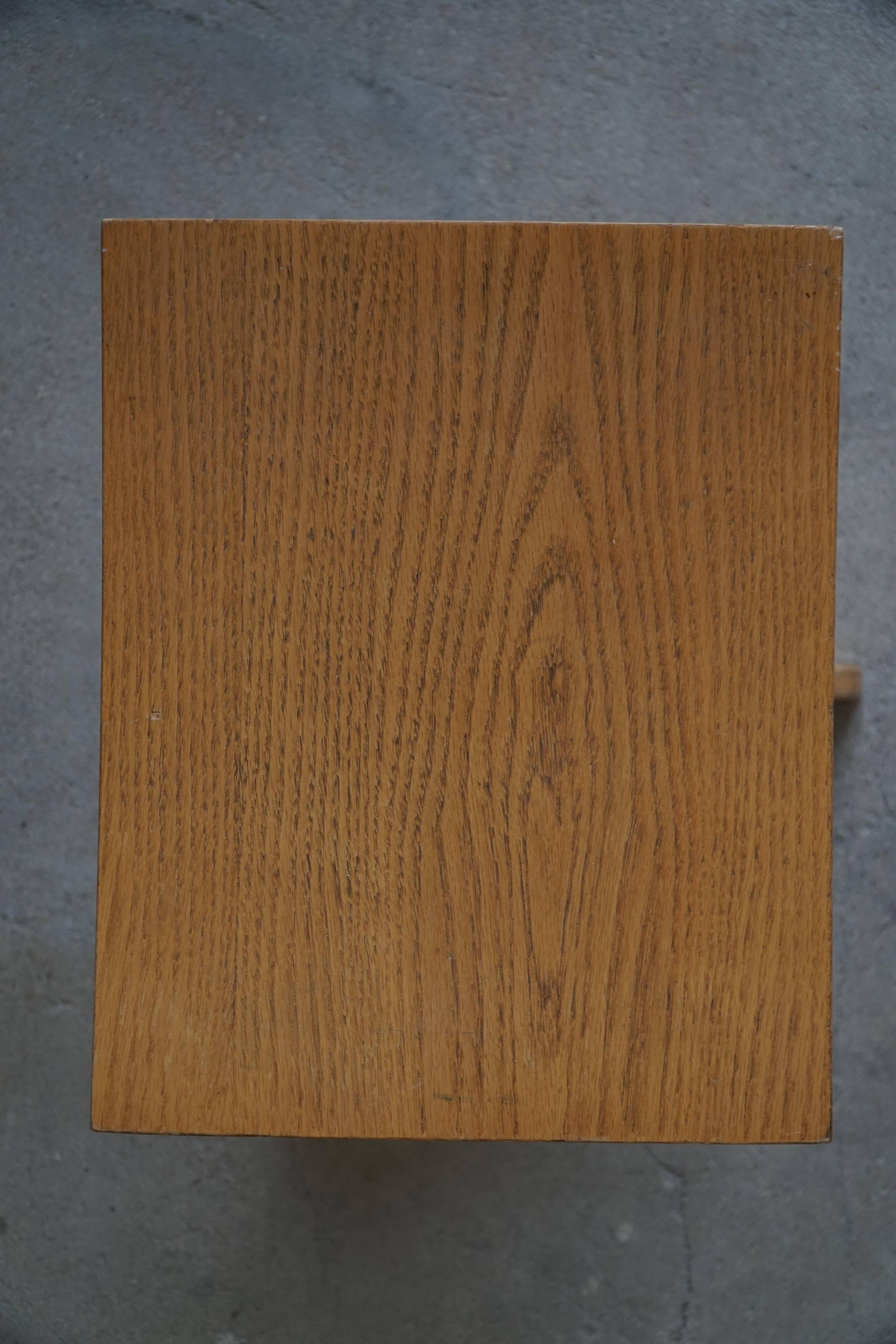 Swivelling tripod stool in elm, mid-century Danish design, 1970s.