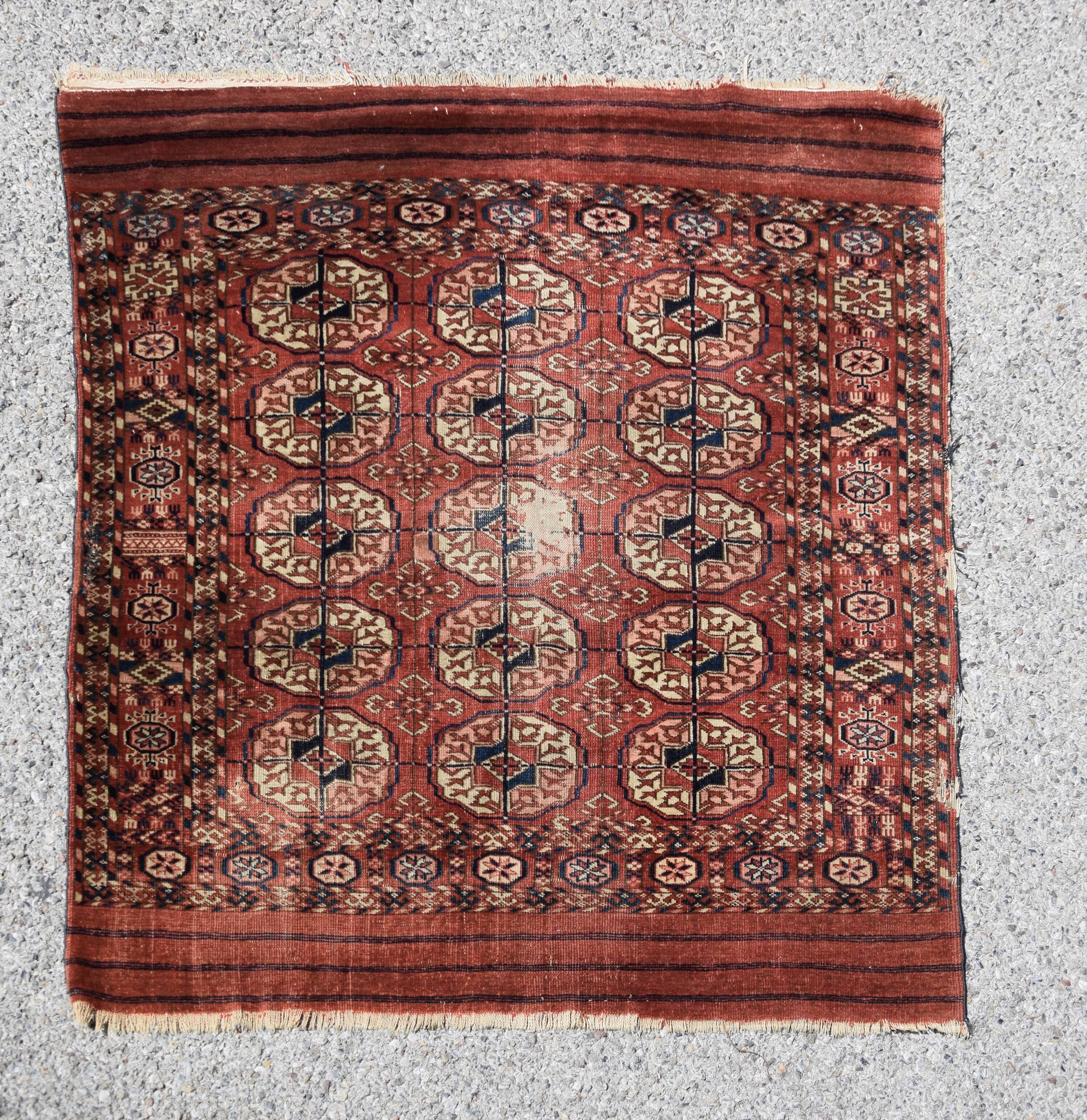 Antique Turkmen Bukhara rug: 0.95 x 1.10 meters