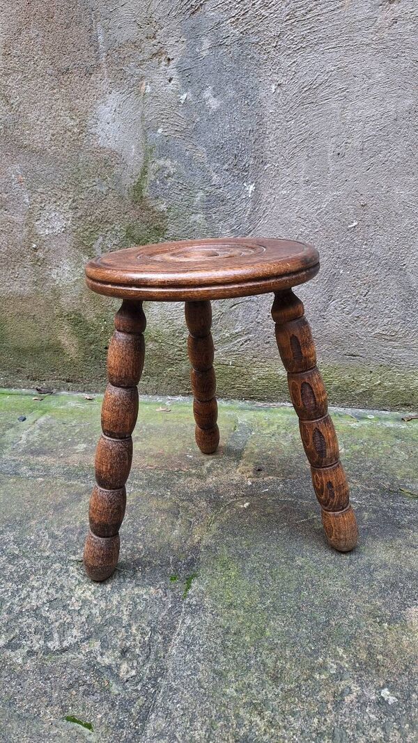 Tabouret tripode en bois tourné