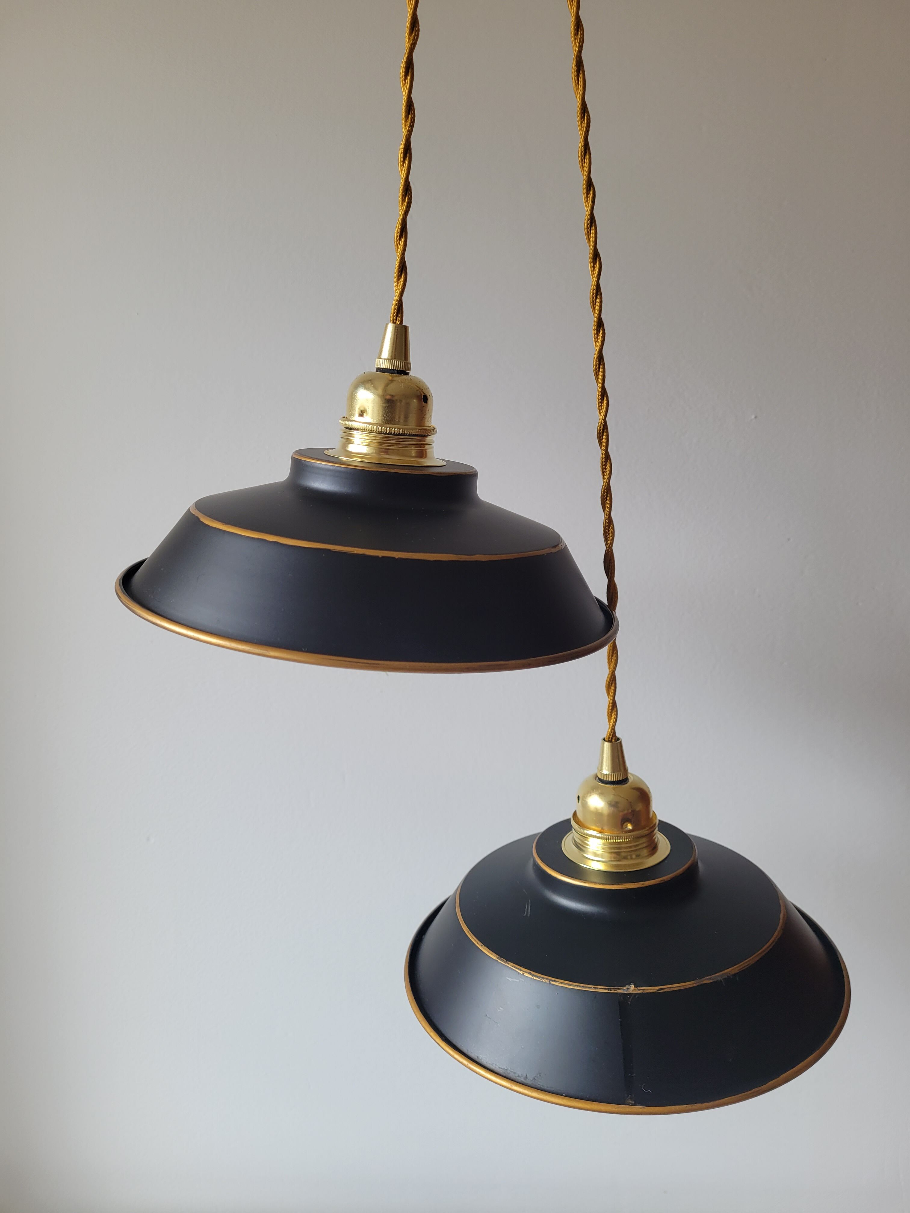 Duo of suspensions in enamelled sheet metal