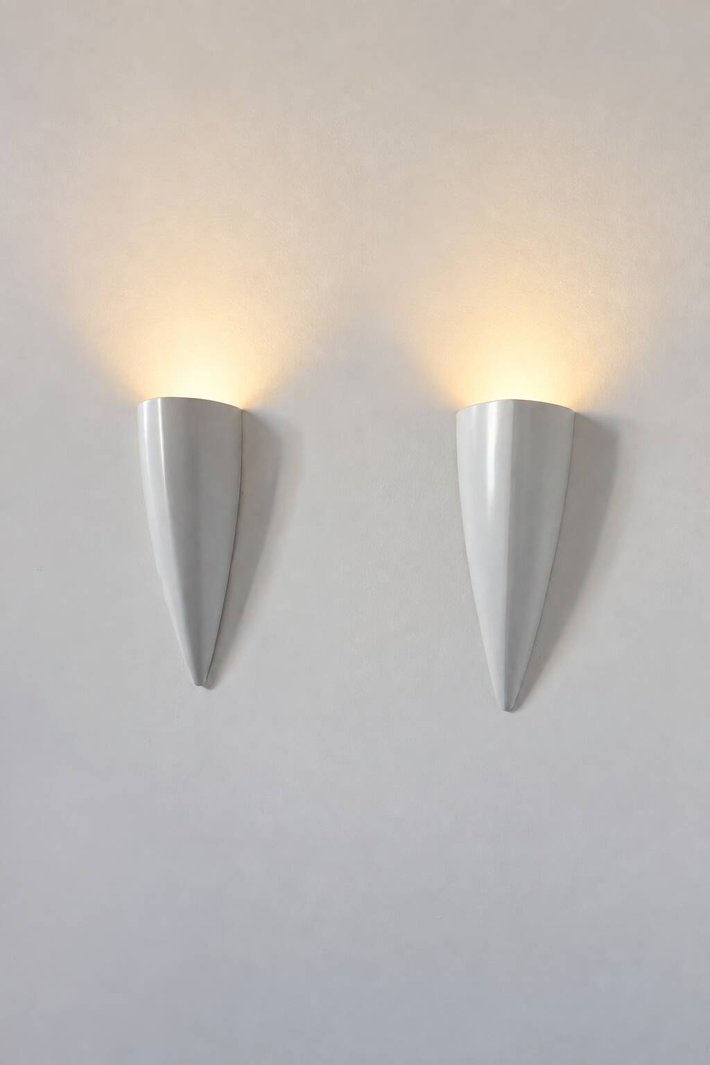 Pair of vintage wall lights in white lacquered metal, France, 1980.