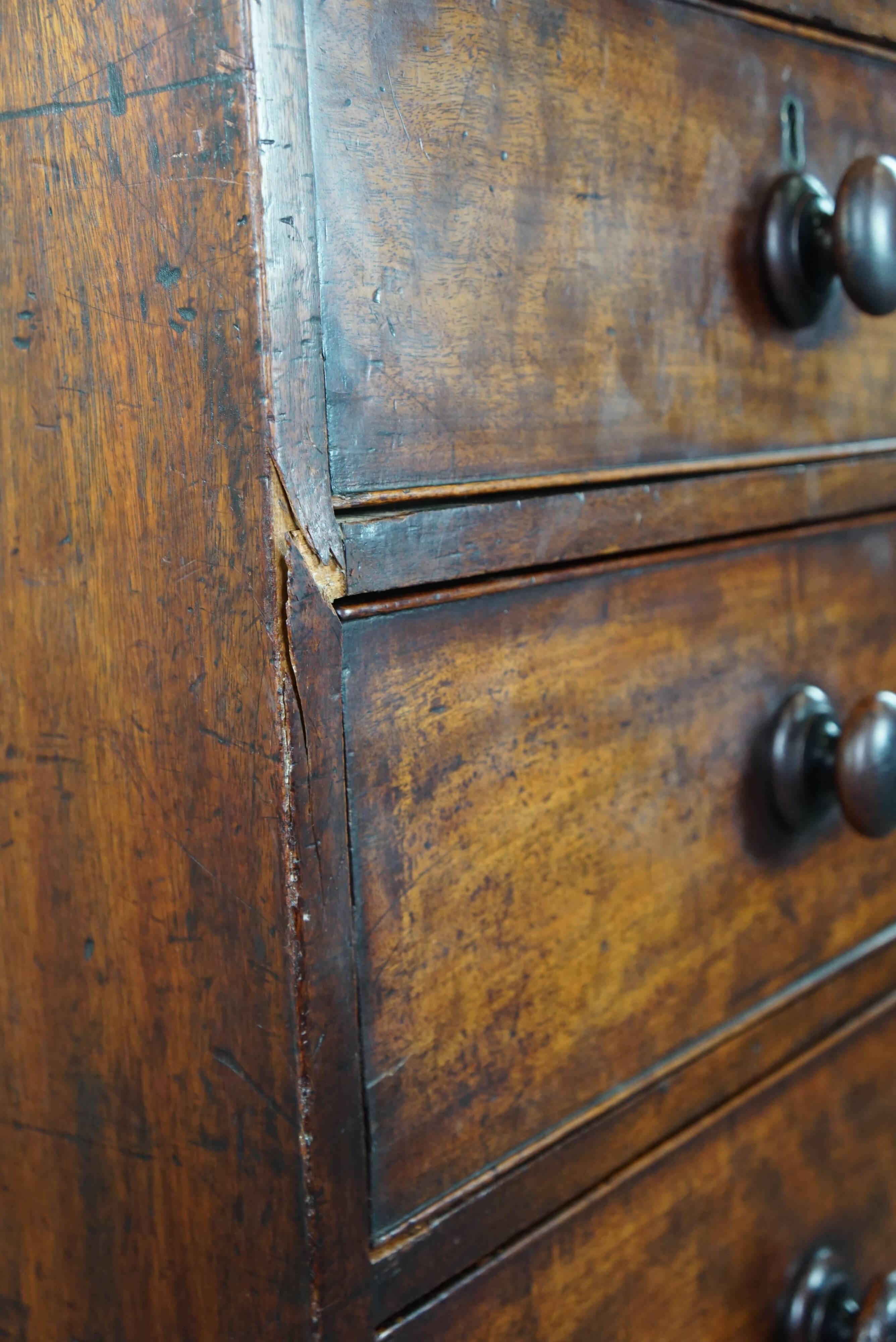 Commode antique anglaise robuste en acajou avec 5 tiroirs du milieu du 19ème siècle